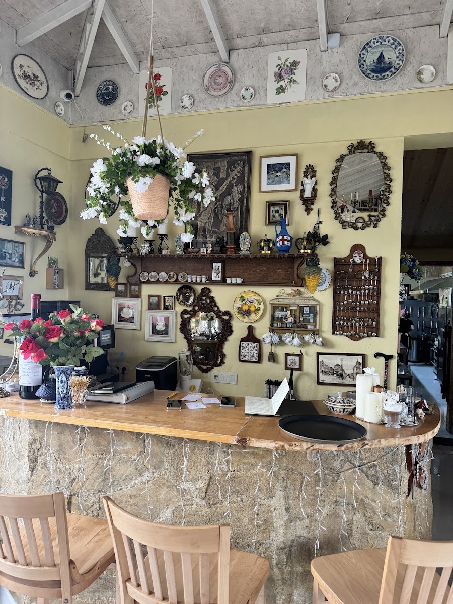 Plates and hanging flowers on the dining-room wall