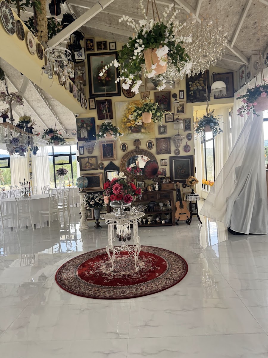 Flowers, plates and pictures under the white ceiling